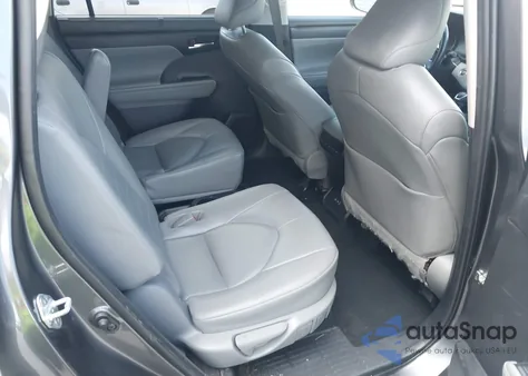 2022 Toyota Highlander Xle z USA, uszkodzony, nr VIN 5TDGZRAH2NS559325